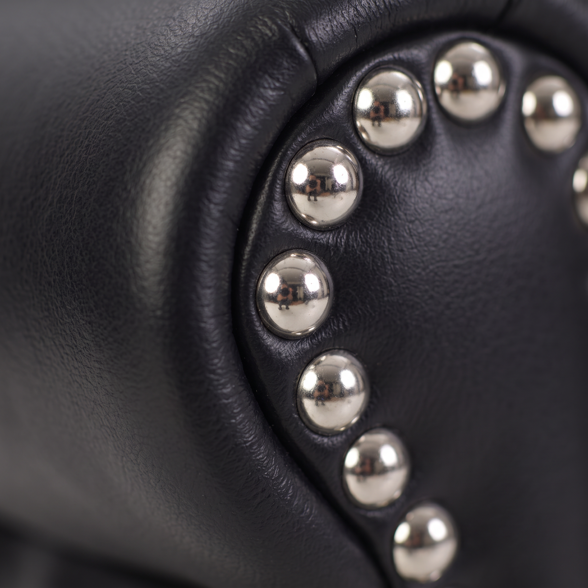EON-SF005 Churchill Nailhead Loveseat - Silver Nailhead Stud Detail